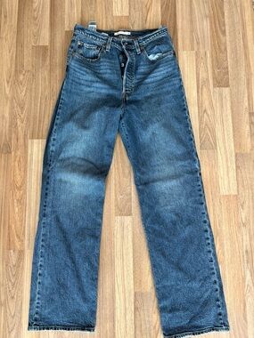 Levi's Women's Ribcage Straight Jeans in Medium Blue Wash 32L